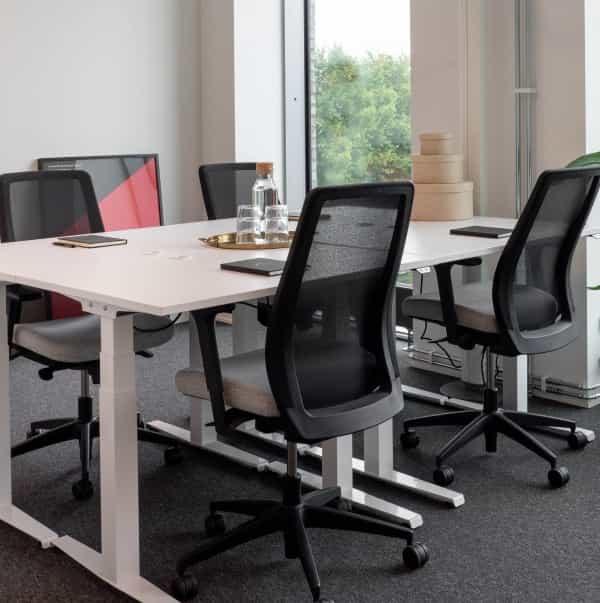 Modern private office meeting room with ergonomic chairs, ideal for collaboration.