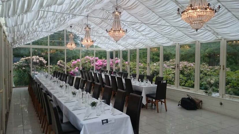 Elegant banquet hall with long dining table, perfect for weddings and corporate events.