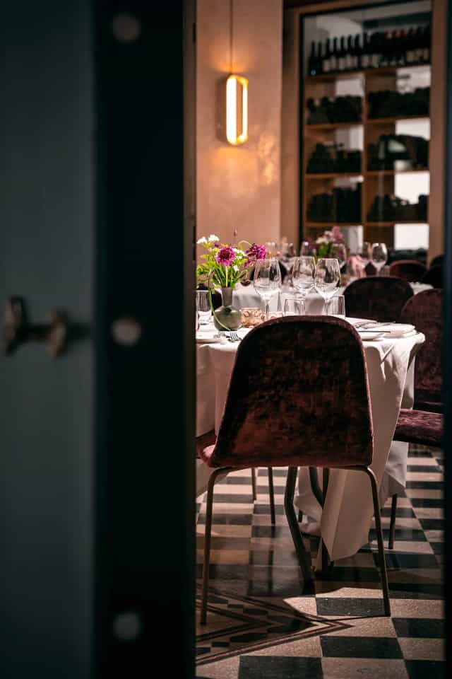 Elegant dining table with floral centerpieces at La Voûte, perfect for events and celebrations.