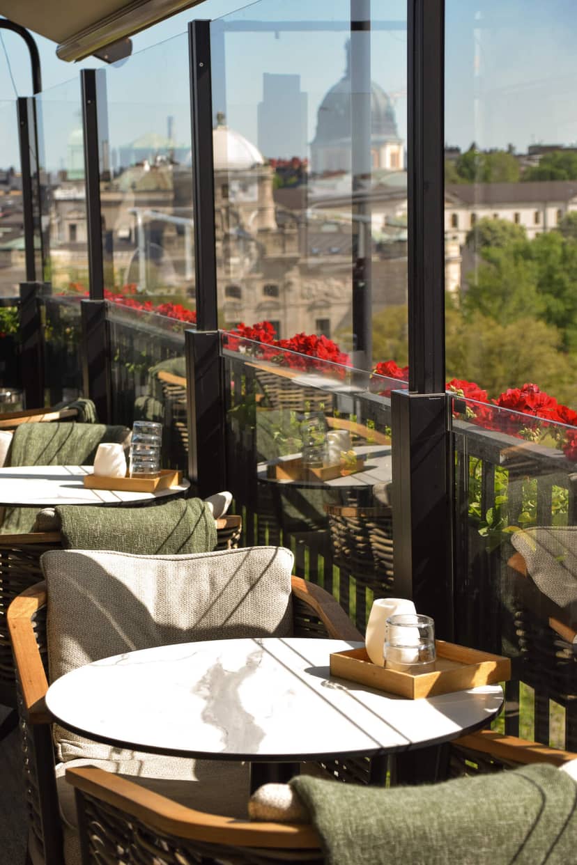Stylish outdoor seating at Le Hibou, perfect for intimate meetings and events.