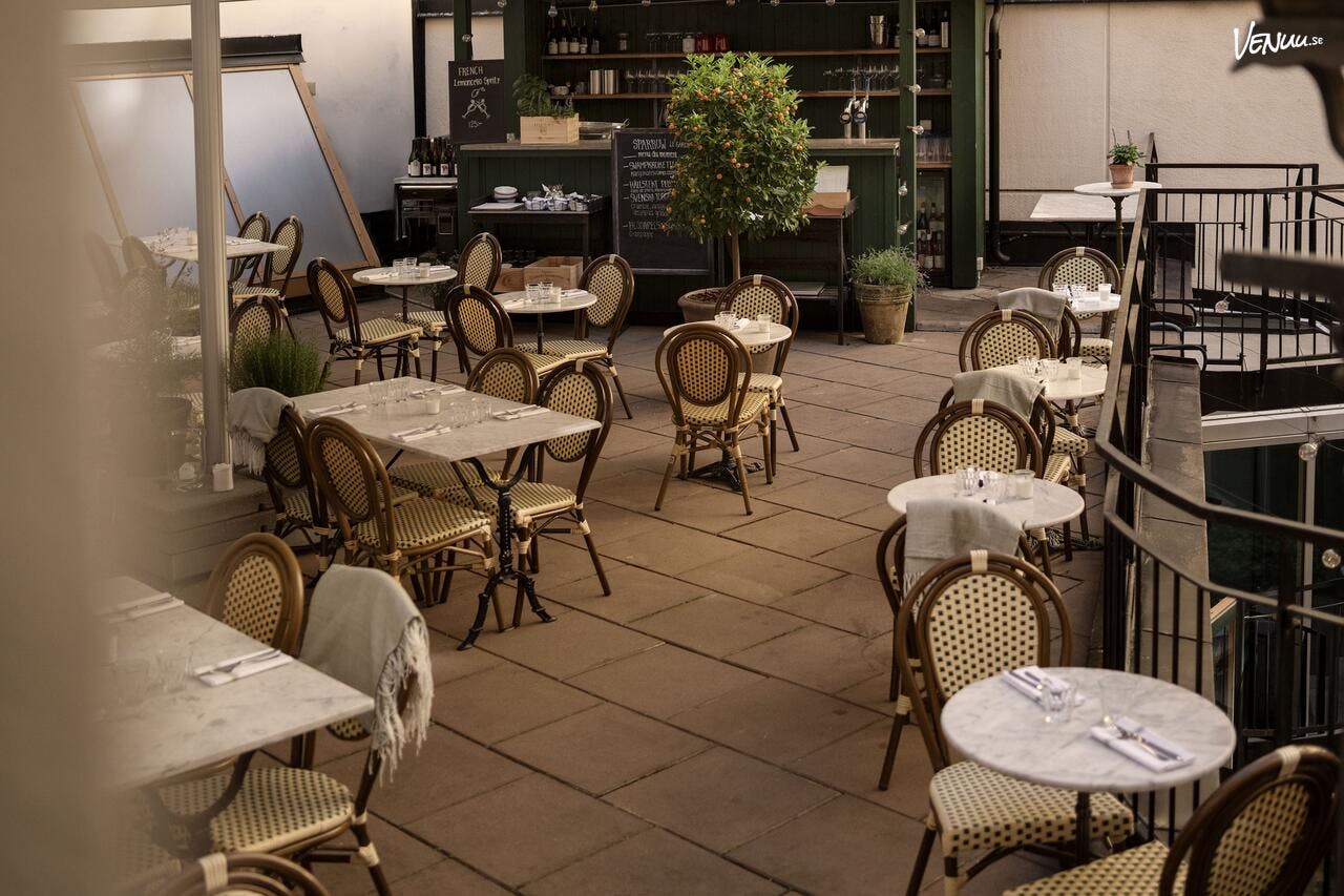 Charming outdoor dining area at Le Garden, perfect for intimate gatherings and networking events.