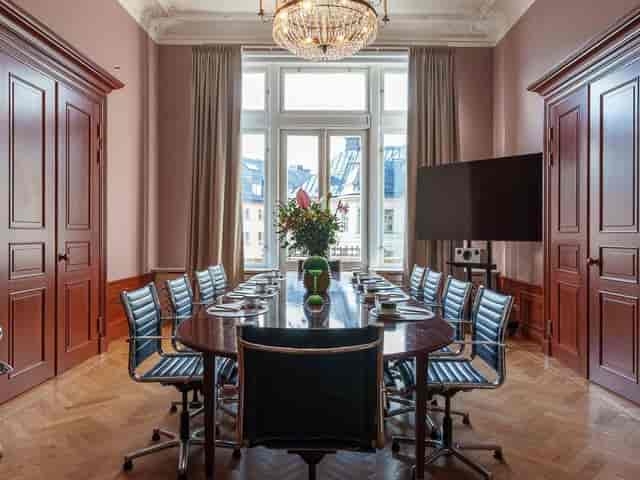 Sophisticated meeting room at La Bibliothèque, ideal for corporate events and presentations.