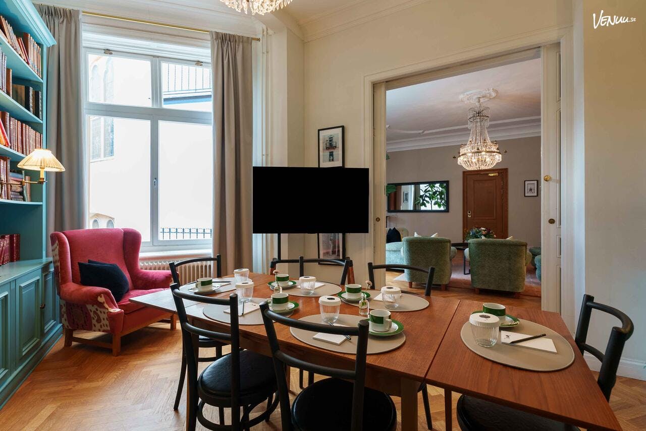 Stylish meeting space at La Bibliothèque, perfect for intimate gatherings and brainstorming.