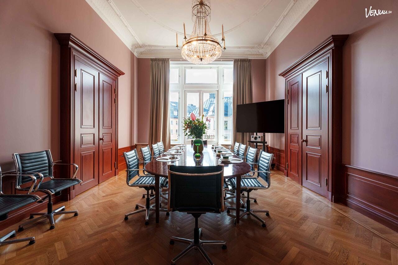 Elegant meeting room in The Sparrow Hotel, perfect for professional events and discussions.