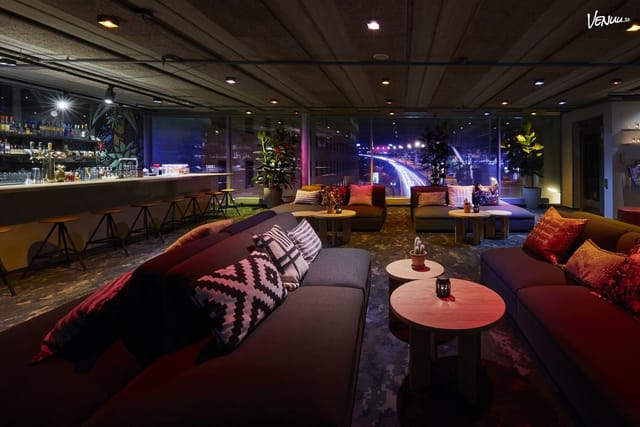 Stylish lounge bar at Clarion Hotel Stockholm, ideal for networking events and gatherings.