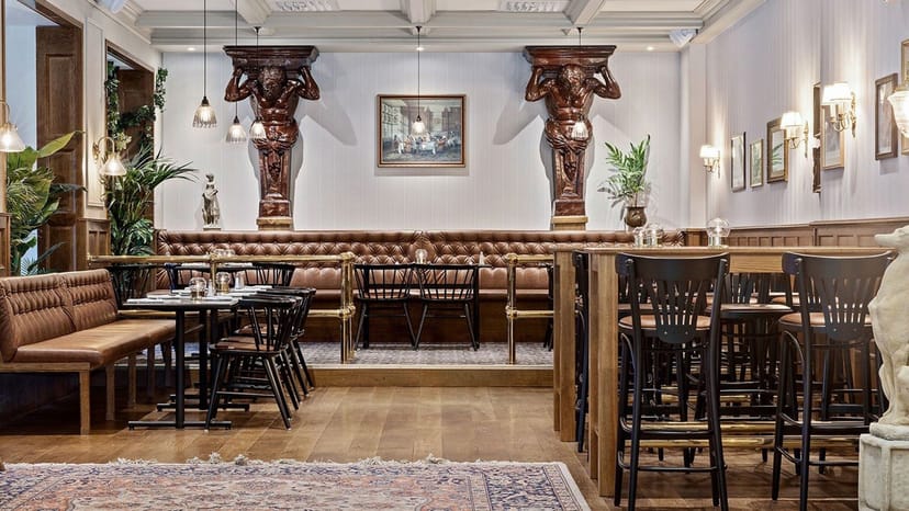 Elegant event space at Handelskammaren, featuring leather seating for corporate gatherings.