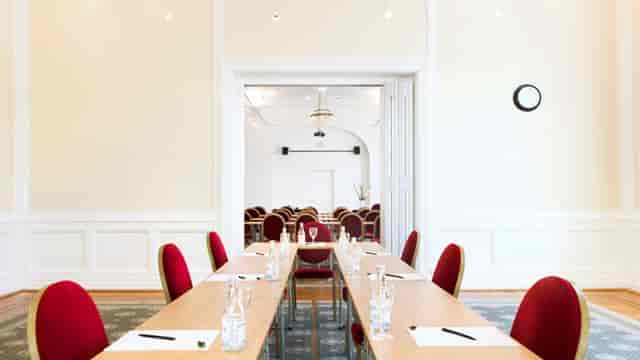Elegant meeting room in Elite Hotels with red chairs, perfect for workshops and conferences.
