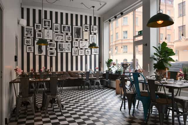 Chambre séparée venue with striped walls, perfect for meetings and intimate events.