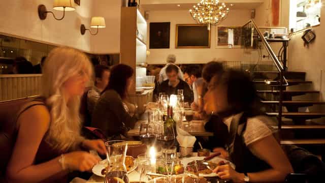 Intimate dining setting in La Tour Chambre Séparée, perfect for networking events.