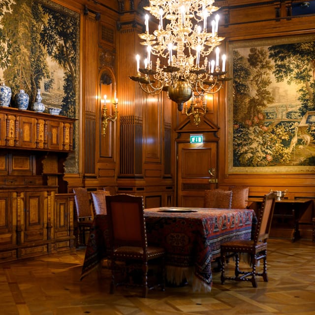 Elegant dining room with wooden paneling, ideal for corporate meetings and exclusive events.