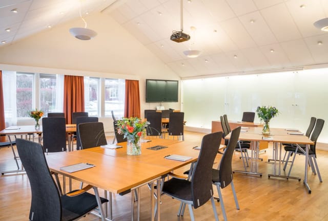 Modern meeting room in Steningevik Conference Facility, ideal for workshops and presentations.