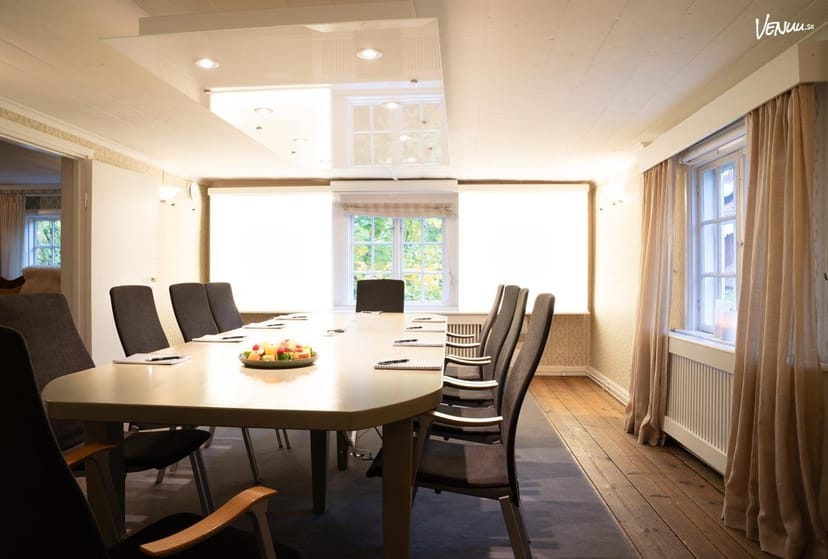Modern meeting room at Steningevik Conference Facility, ideal for professional gatherings.