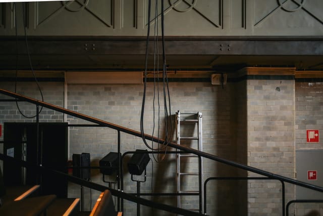 Versatile event space with exposed brick walls at Dansens Hus, ideal for dynamic gatherings.
