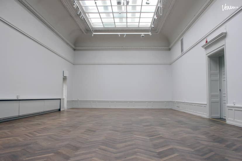 Spacious Stora galleriet event space with high ceilings for meetings and gatherings.