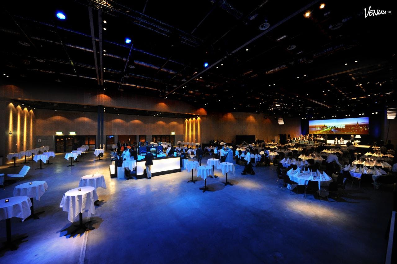 Spacious event venue with round tables, ideal for conferences and galas at Quality Hotel.