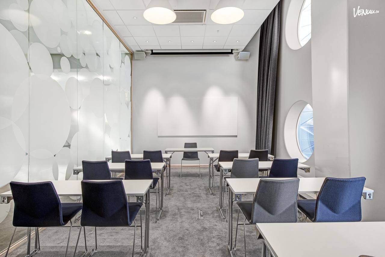 Modern meeting room with natural light at Quality Hotel Strawberry Arena for workshops.