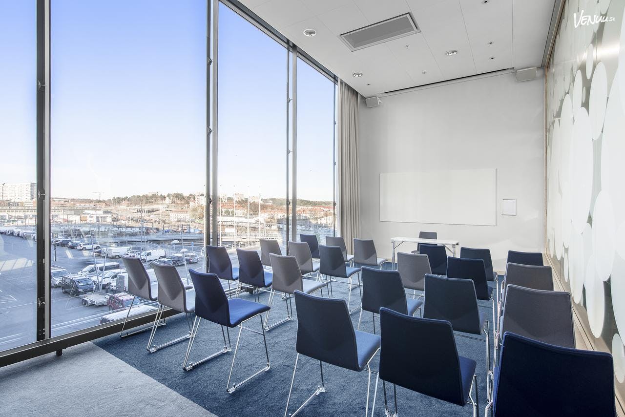 Modern meeting room with large windows at Quality Hotel Strawberry Arena, ideal for workshops.