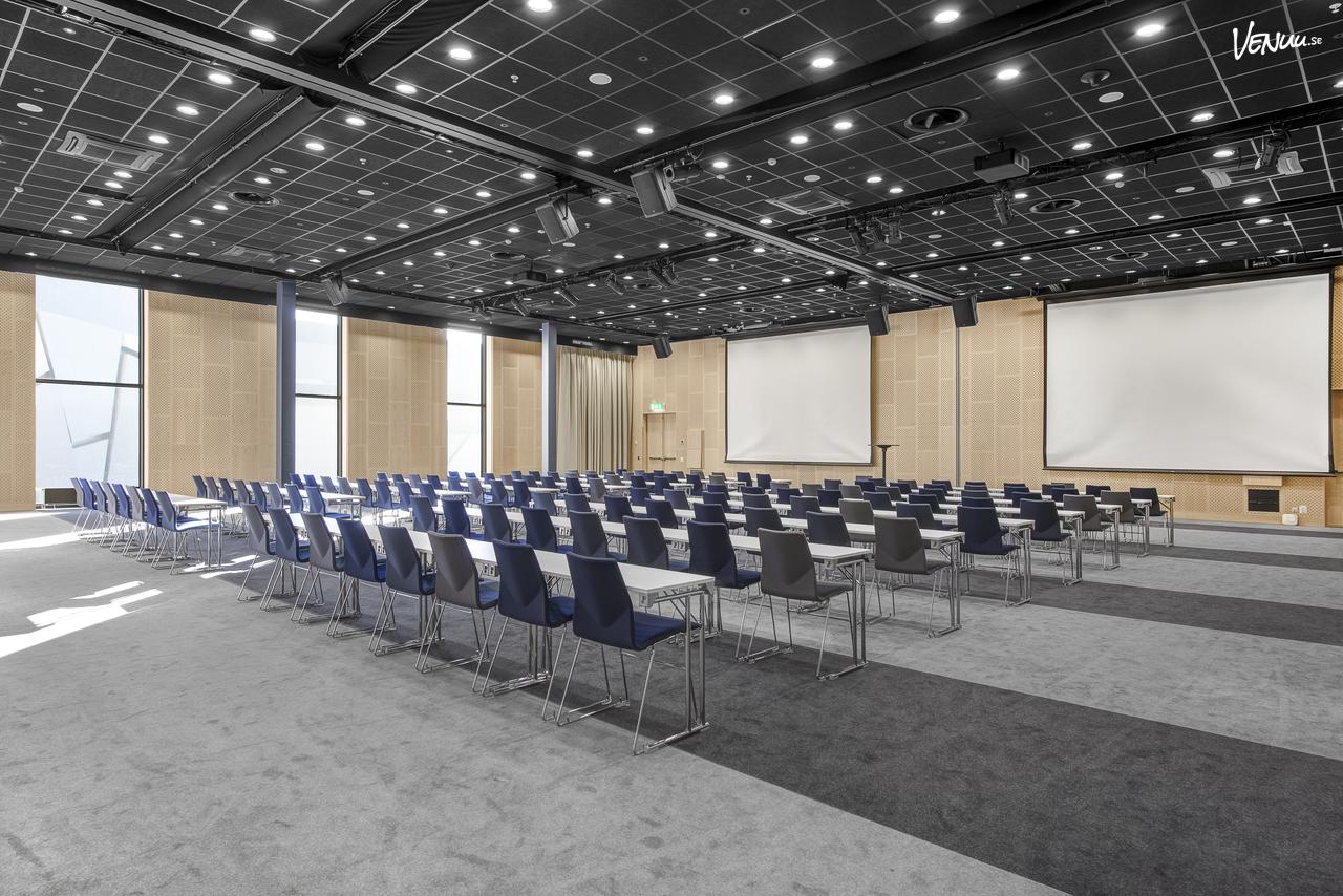 Spacious conference room with projection screens for corporate meetings at Quality Hotel™.