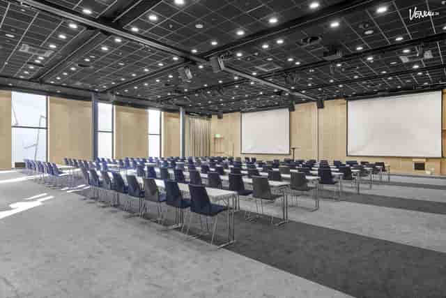 Spacious conference room with projection screens for corporate meetings at Quality Hotel™.