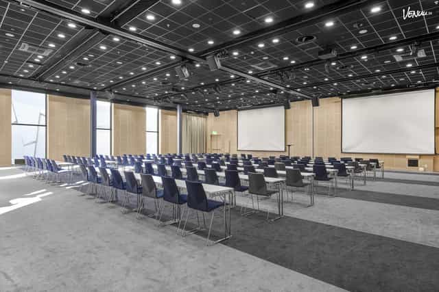 Spacious conference room with projection screens for corporate meetings at Quality Hotel™.
