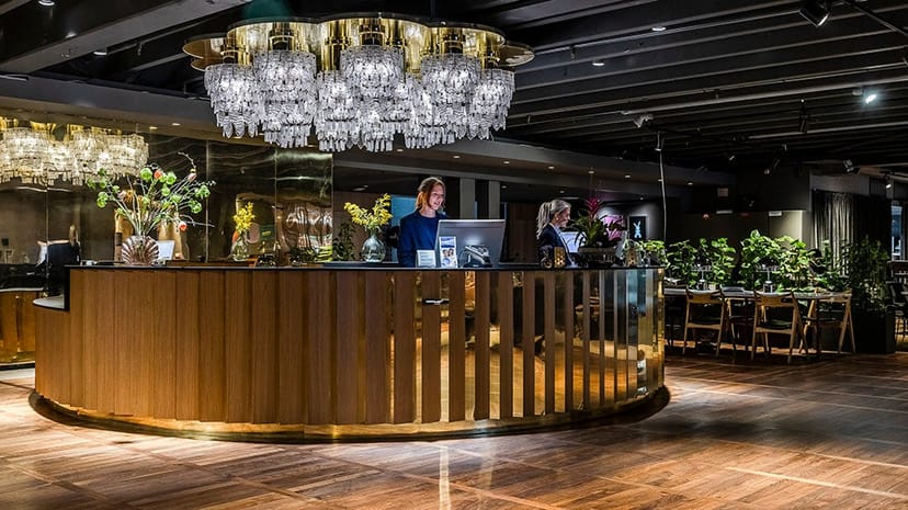 Elegant Clarion Hotel Amaranten living room with chandelier, perfect for networking events.