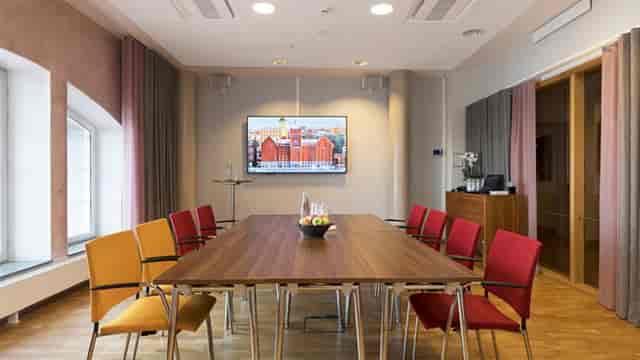 Modern conference room with large wooden table, ideal for meetings and brainstorming.
