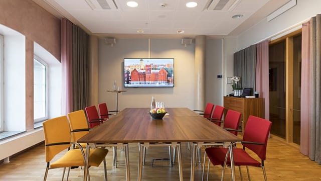 Modern conference room with large wooden table, ideal for meetings and brainstorming.