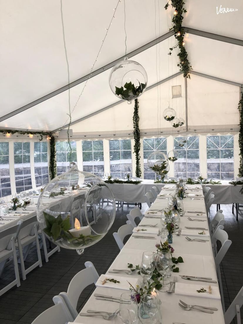 Elegant banquet hall in Kastellet with long dining tables, perfect for weddings and corporate events.