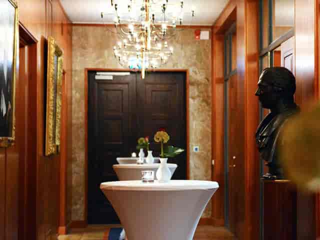Elegant corridor in Galleriet, ideal for networking events with tasteful decor and warm lighting.