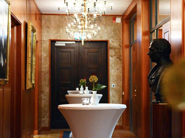 Elegant corridor in Galleriet, ideal for networking events with tasteful decor and warm lighting.
