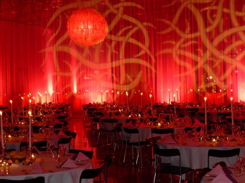 Live music venue in Magasin 9 with elegant tables, ideal for gala events.