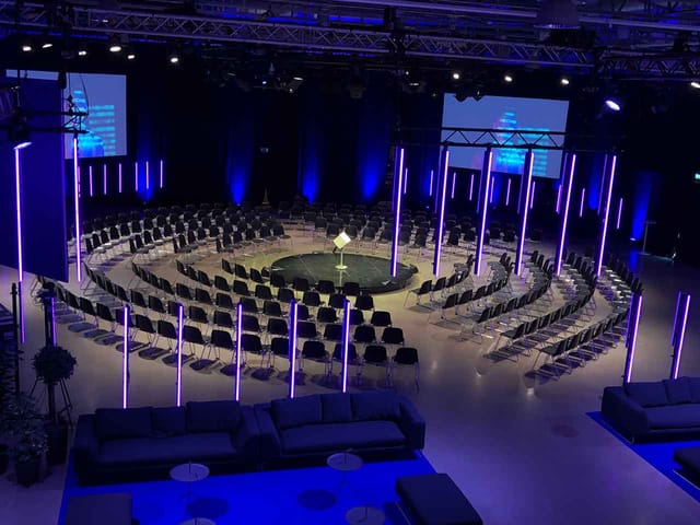 Live music venue in Magasin 9 with circular seating for engaging presentations and events.