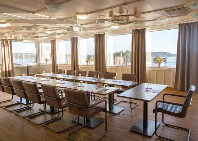 Wallenbergssalen meeting room with long table, natural light, ideal for conferences and brainstorming.