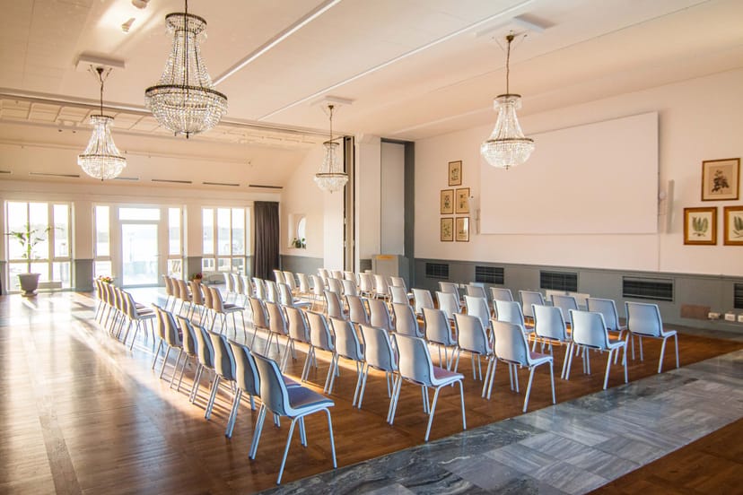 Wallenbergssalen event space with modern chairs, ideal for presentations and seminars.