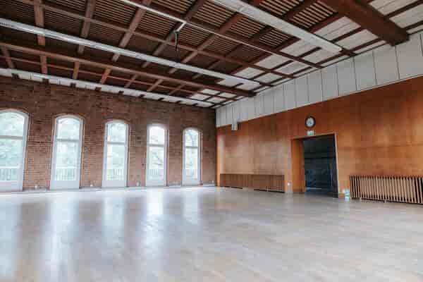 Spacious event venue with high ceilings, perfect for workshops and seminars.