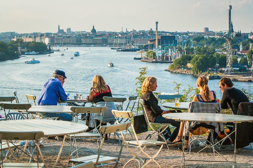 Outdoor cafeteria in Fåfängan with scenic waterfront, ideal for networking events.