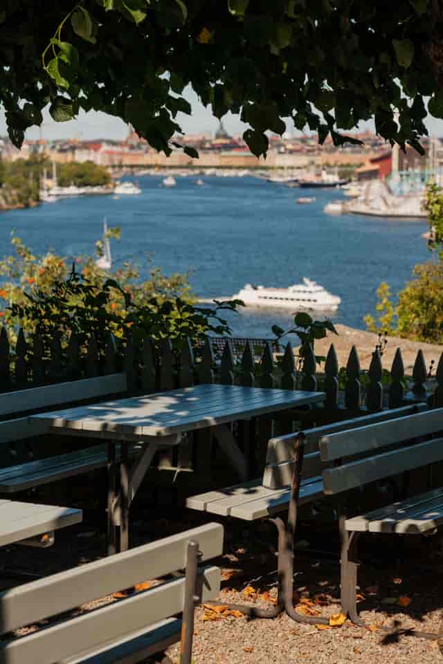 Serene outdoor cafeteria in Fåfängan, ideal for intimate meetings and events.