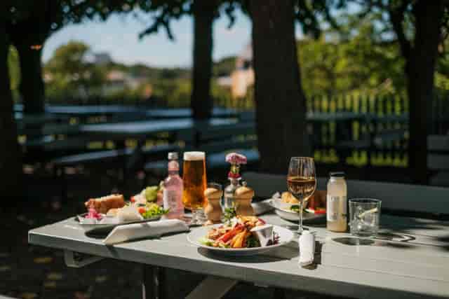 Outdoor dining setup at Fåfängan with colorful dishes for weddings and networking events.