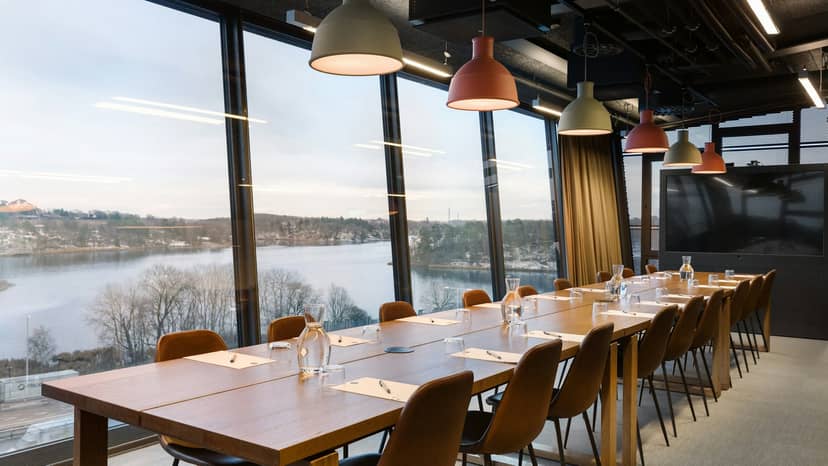 Modern meeting room with wooden table, ideal for corporate events and workshops.