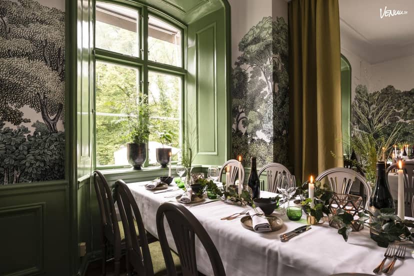Elegant dining table in Åkeshofs Slott, perfect for upscale events and gatherings.