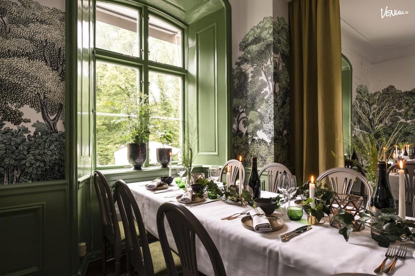 Elegant dining table in Åkeshofs Slott, perfect for upscale events and gatherings.