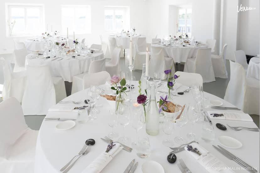 Elegant conference center in Ekensdal with round tables for weddings and corporate events.