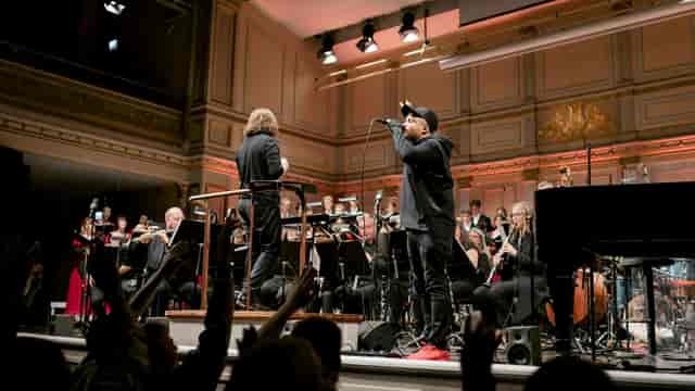 Live orchestra performance with conductor and vocalist at Musikaliska for corporate events.