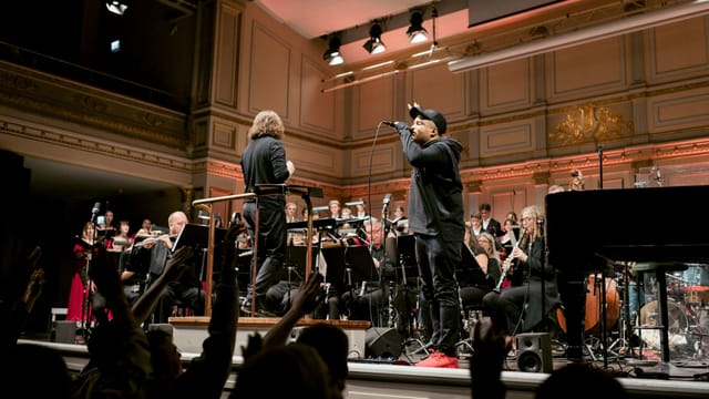Live orchestra performance with conductor and vocalist at Musikaliska for corporate events.