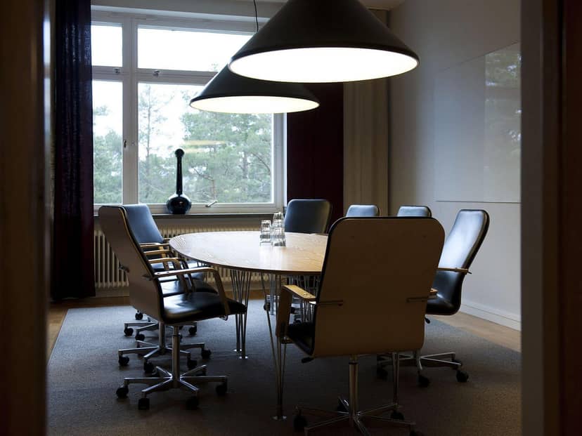 Modern conference room with round table, ideal for meetings and brainstorming sessions.
