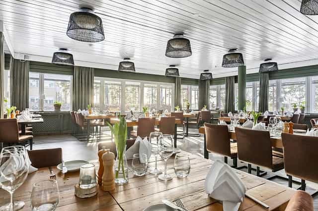 Elegant dining space at Stora Brännbo for meetings and events with natural light.