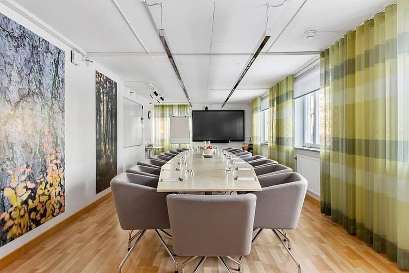 Modern meeting room with oval table at Stora Brännbo Konferens for corporate events.