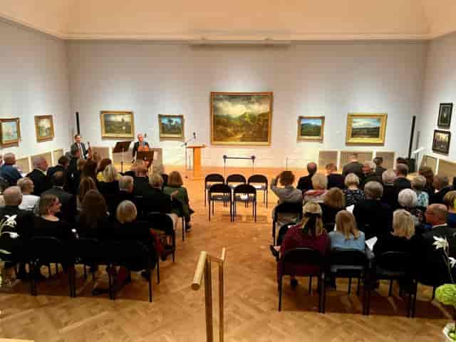 "Salongerna event at Waldemarsudde with seated audience and musicians in elegant art gallery."