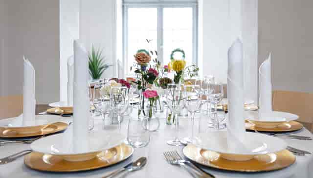 Elegant dining table setup with floral centerpieces for formal events in Stensalen.