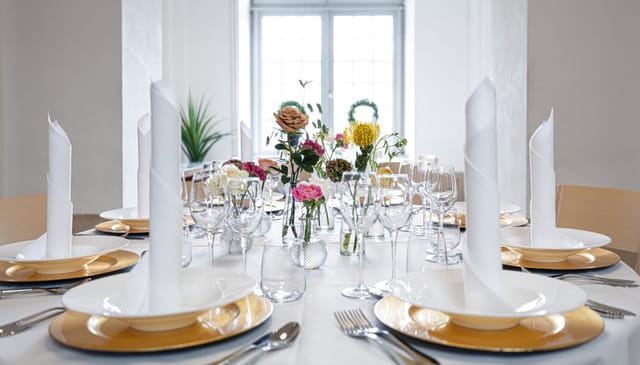 Elegant dining table setup with floral centerpieces for formal events in Stensalen.